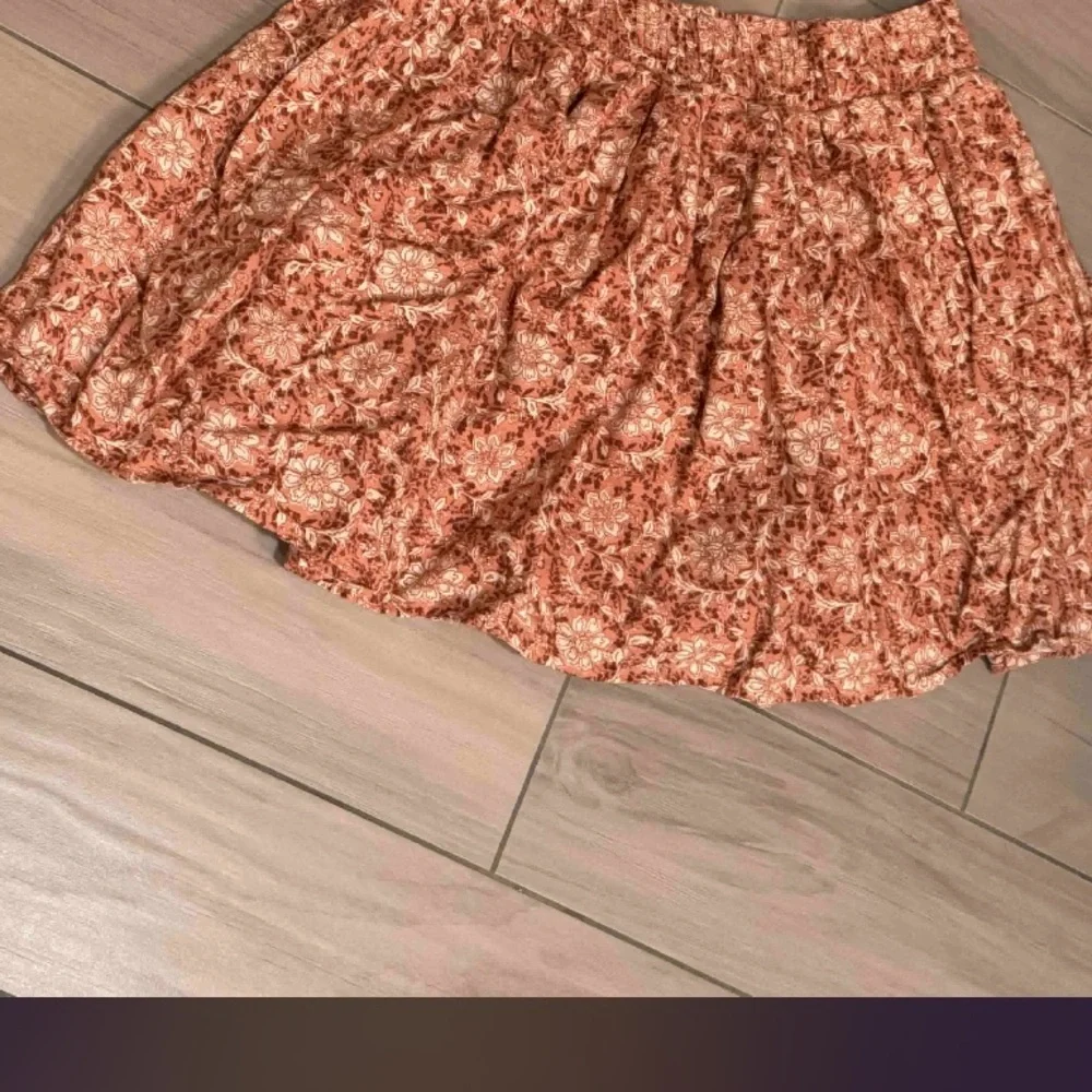 American Eagle Outfitters Cream Skirt MEDIUM waist 30in length 16in